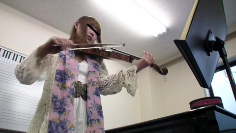ヴァイオリンを弾く黒田麻世